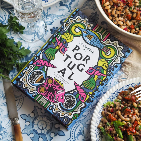 Livre de recettes portugaises posé sur table