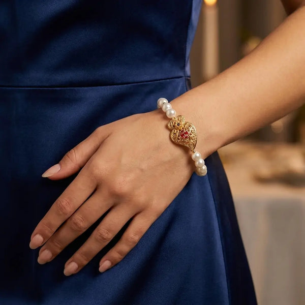 Bracelet Coração de Viana, Perles & Cruz de Cristo porté par une femme
