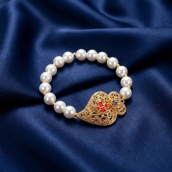 Bracelet Coração de Viana, Perles & Cruz de Cristo sur fond bleur satiné
