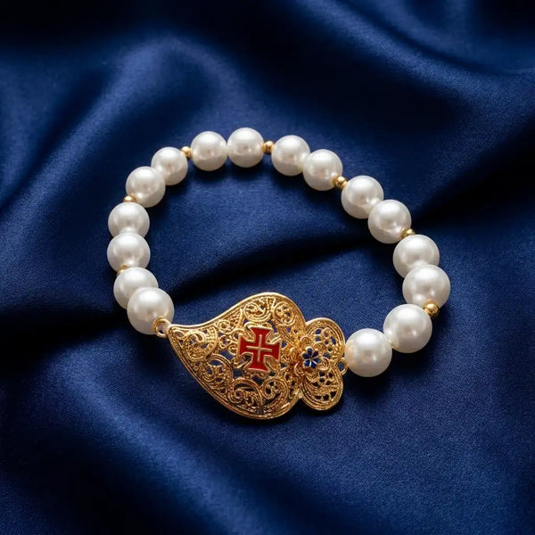 Bracelet Coração de Viana, Perles & Cruz de Cristo sur fond bleur satiné Luzia